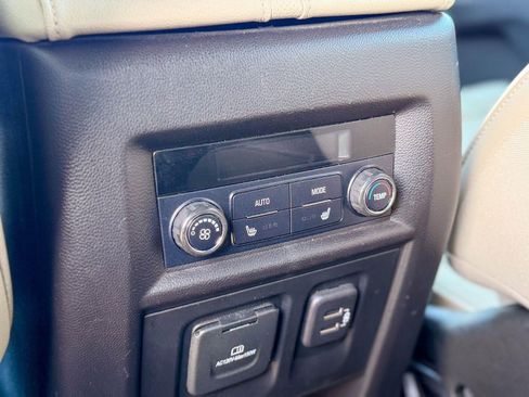 Used 2022 Chevrolet Traverse Premier image 23