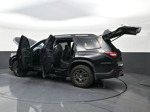 Used 2025 Honda Pilot TrailSport image 31