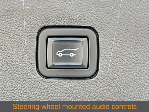 Used 2023 Chevrolet Traverse Premier FWD image 15