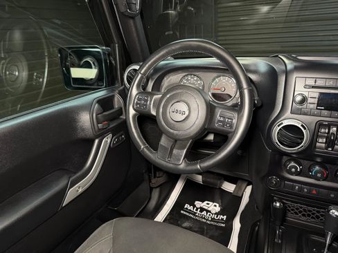 Used 2015 Jeep Wrangler Unlimited Sahara w/ Max Tow Package AWD/4WD image 9