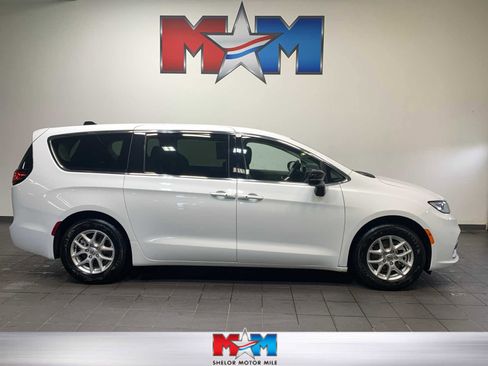 Used 2024 Chrysler Pacifica Touring-L image 1