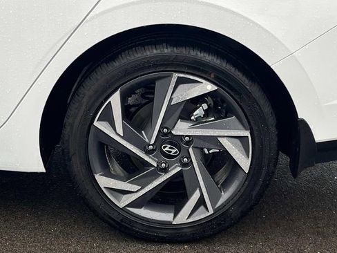 Used 2025 Hyundai Elantra Limited image 12