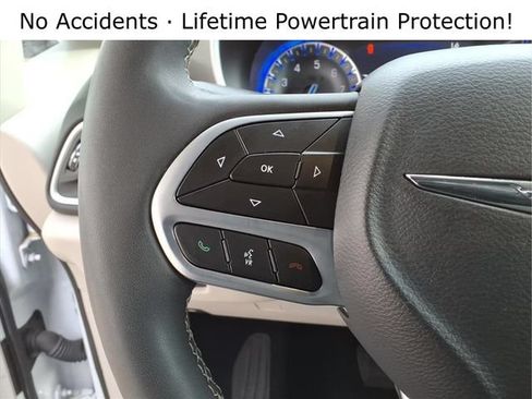Used 2024 Chrysler Pacifica Touring-L FWD image 17