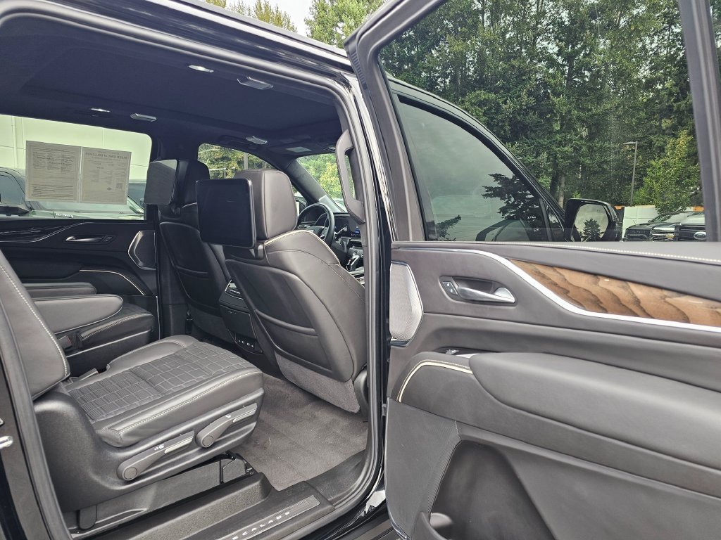 Used 2024 Cadillac Escalade ESV Sport Platinum w/ Heavy-Duty Trailer Package AWD/4WD image 15