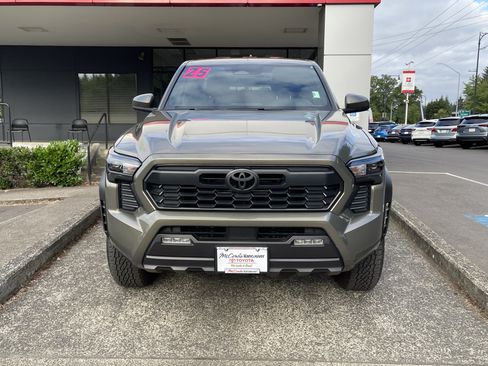 Certified 2025 Toyota Tacoma TRD Off-Road AWD/4WD image 2
