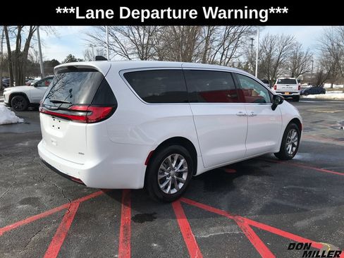 New 2026 Chrysler Pacifica Select image 6