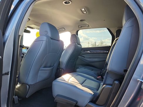 Used 2019 Buick Enclave Essence image 10