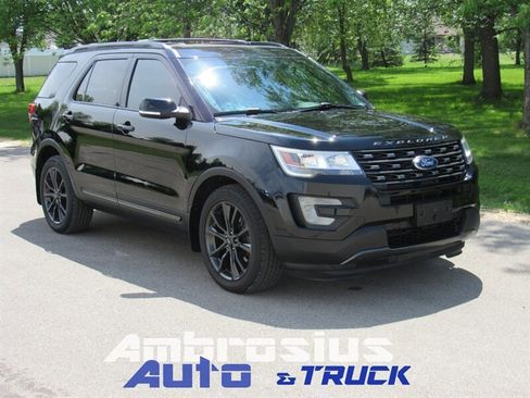 Used 2017 Ford Explorer XLT w/ XLT Technology Feature Bundle AWD/4WD image 1