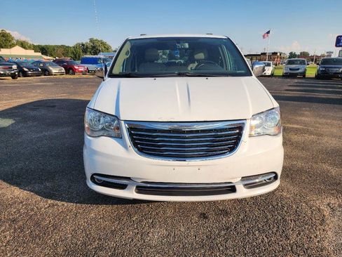 Used 2016 Chrysler Town & Country Touring-L FWD image 12