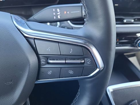 Used 2025 Chevrolet Equinox LT FWD image 24