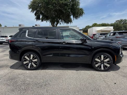 New 2025 Mitsubishi Outlander SE image 9
