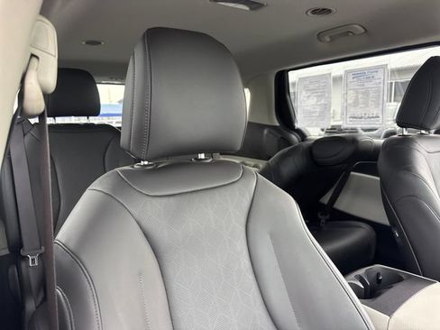 Used 2024 Kia Carnival LX FWD image 29