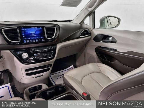 Used 2017 Chrysler Pacifica Touring-L FWD image 25