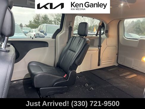Used 2016 Chrysler Town & Country Touring w/ Driver Convenience Group image 10