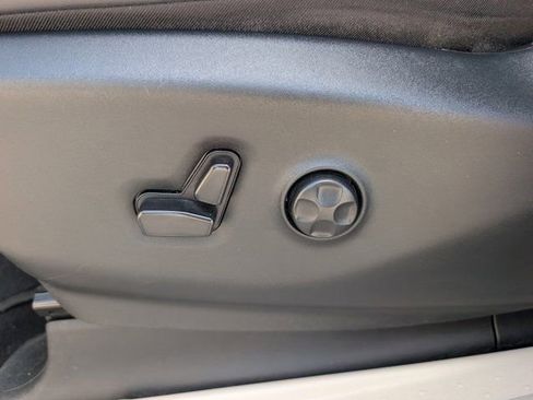 Used 2024 Chrysler Pacifica Touring-L FWD image 16