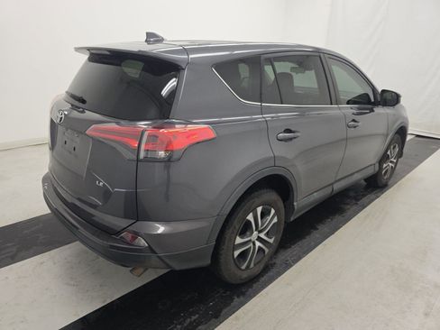 Used 2018 Toyota RAV4 LE FWD image 4