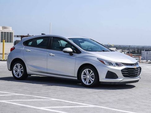 Used 2019 Chevrolet Cruze LS w/ LS Convenience Package FWD image 3