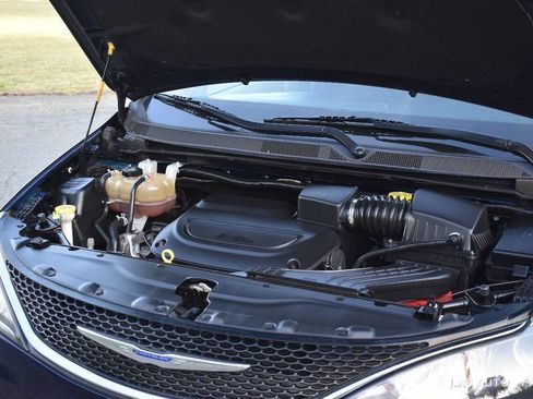 Used 2020 Chrysler Pacifica Touring-L FWD image 31