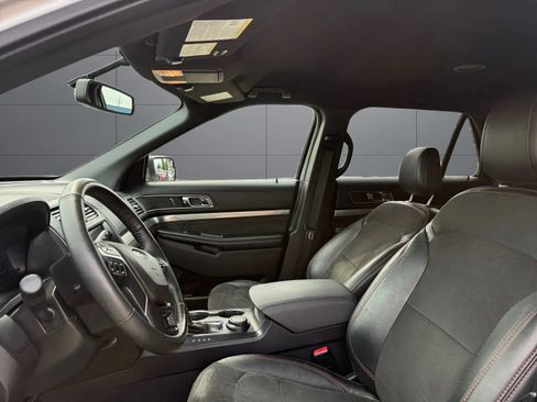 Used 2018 Ford Explorer XLT w/ Equipment Group 202A AWD/4WD image 16