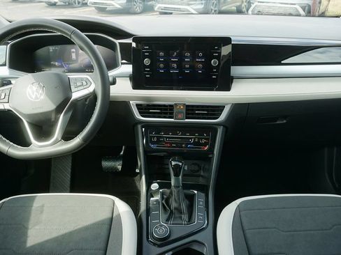 Used 2025 Volkswagen Taos SE AWD/4WD image 9