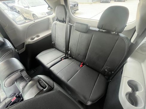 Used 2019 Toyota Sienna SE w/ SE Preferred Package FWD image 17