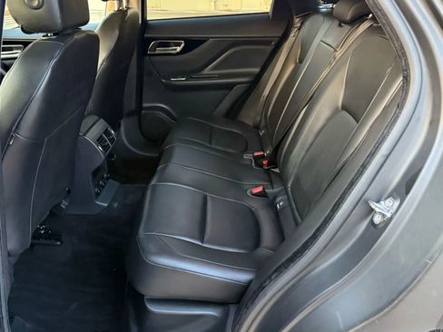 Used 2019 Jaguar F-PACE image 17