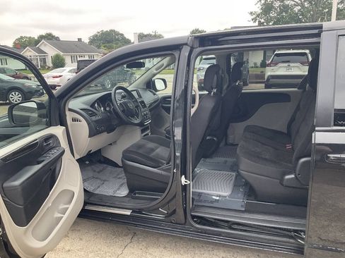Used 2018 Dodge Grand Caravan SE FWD image 8