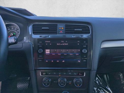 Used 2018 Volkswagen e-Golf SE w/ DC Fast Charging Package image 14