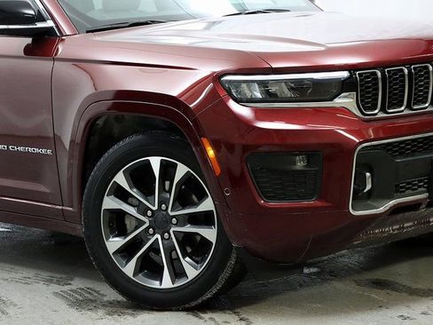 Used 2023 Jeep Grand Cherokee Overland w/ Luxury Tech Group IV image 3