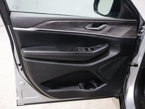 Used 2024 Jeep Grand Cherokee L Limited w/ Luxury Tech Group II image 12