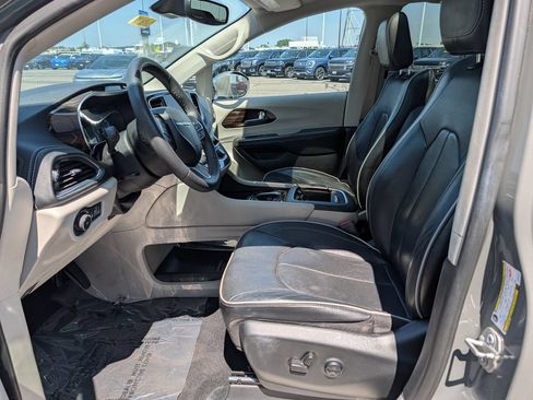 Used 2022 Chrysler Pacifica Limited FWD image 13