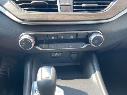Used 2025 Nissan Altima 2.5 SV FWD image 18