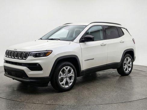 Used 2025 Jeep Compass Latitude AWD/4WD image 3