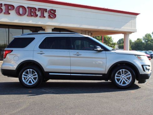 Used 2017 Ford Explorer XLT w/ Equipment Group 202A image 3