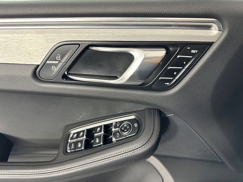 Certified 2025 Porsche Macan w/ Premium Package Plus AWD/4WD image 17