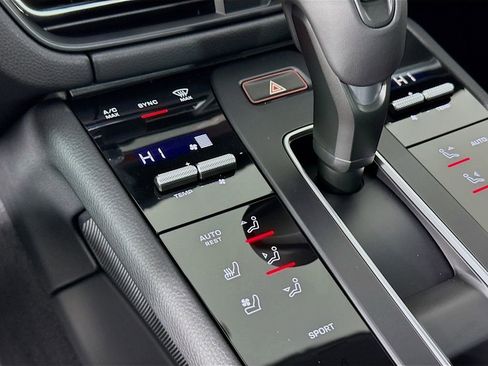 Certified 2026 Porsche Macan AWD/4WD image 16