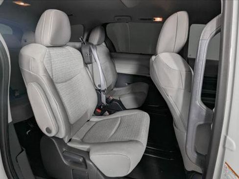 Used 2024 Toyota Sienna LE FWD image 19