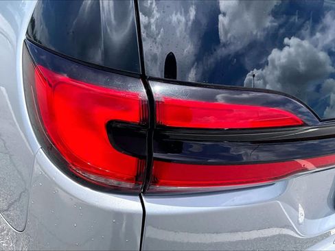 Used 2023 Chrysler Pacifica Touring-L FWD image 29