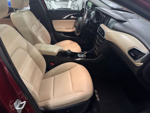 Used 2018 INFINITI QX30 Premium w/ Navigation Package image 12