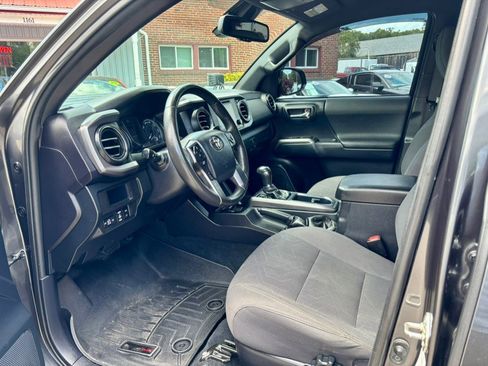 Used 2019 Toyota Tacoma TRD Sport w/ Technology Package AWD/4WD image 11