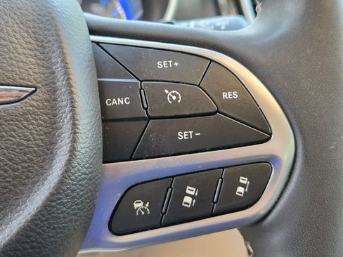 Used 2023 Chrysler Pacifica Touring-L FWD image 24