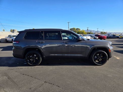 Used 2023 Jeep Grand Cherokee L Laredo image 6