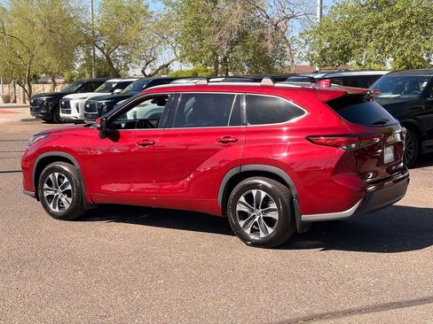 Used 2021 Toyota Highlander XLE FWD image 4