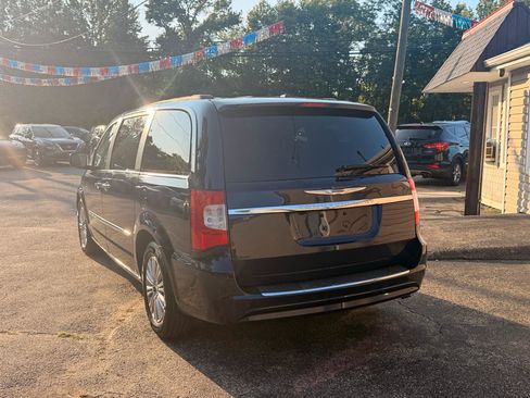 Used 2015 Chrysler Town & Country Touring w/ Driver Convenience Group FWD image 5