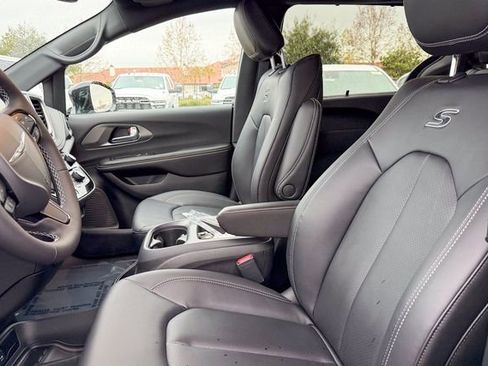 New 2026 Chrysler Pacifica Select image 12