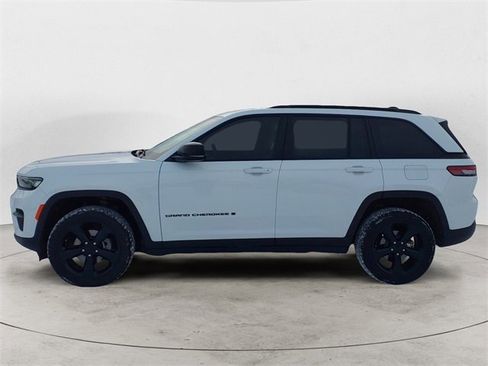 Used 2023 Jeep Grand Cherokee Altitude image 2