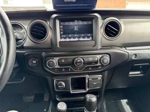 Used 2022 Jeep Wrangler Sport AWD/4WD image 19
