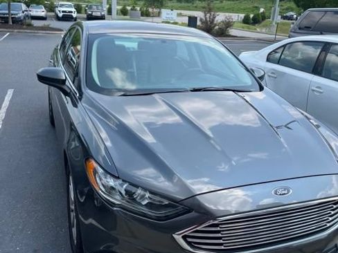 Used 2017 Ford Fusion SE FWD image 5
