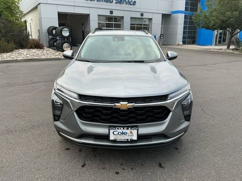 Used 2025 Chevrolet Trax LT FWD image 4