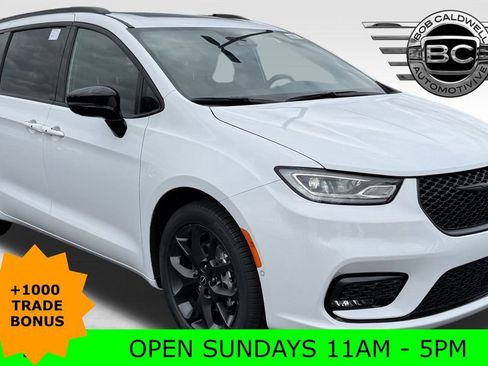 New 2026 Chrysler Pacifica Limited w/ Uconnect Theater Family Group image 1